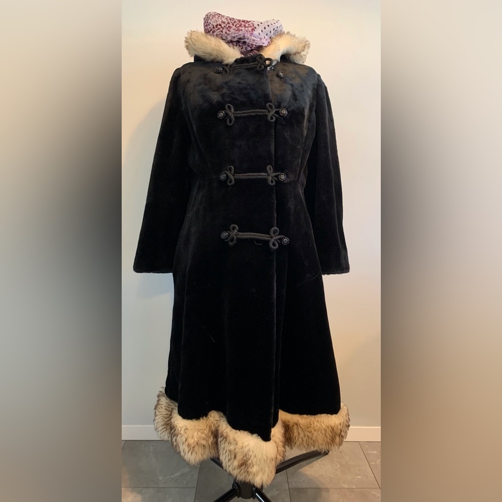 Vintage NWT full length hooded women’s faux fur winter coat